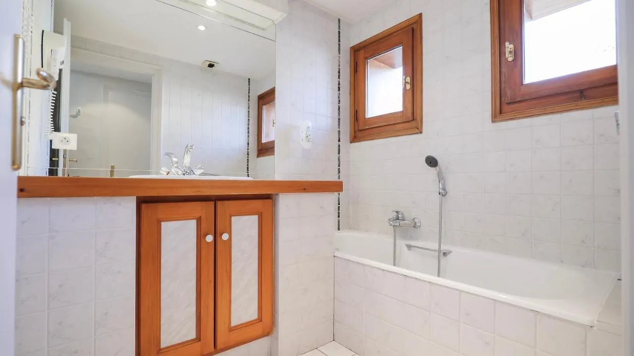 Hotel Des 2 Gares Saint-Gervais-les-Bains 3*,  France
